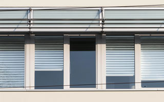 Hochreflektierende Folie für Sonnenschutz an Fenstern